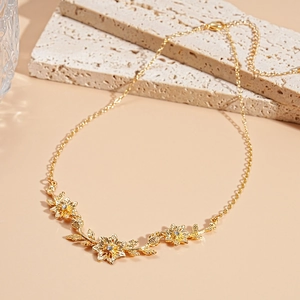 Collier élégant avec pendentifs fleurs dorées et cristaux sur une chaîne minimaliste
