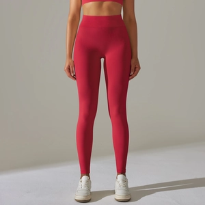 Détail de la texture côtelée sans couture et de la taille haute du legging de yoga rouge