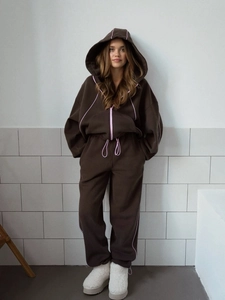 Survêtement marron à capuche avec liseré rose, comprenant une veste zippée et un pantalon