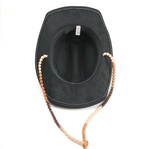 Détail intérieur d'un chapeau de cowboy noir en suédine avec cordon en perles de bois