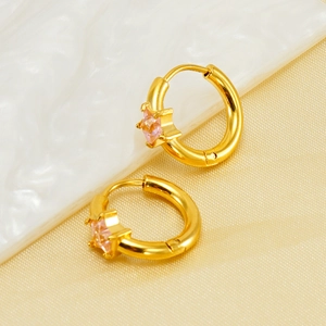 Boucles d'oreilles créoles dorées avec étoile en zircon rose pour un style chic