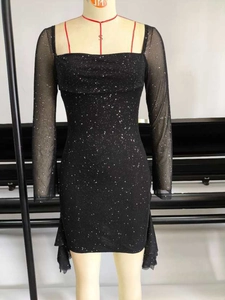 Détail de la robe noire à col carré avec paillettes argentées et manches en résille
