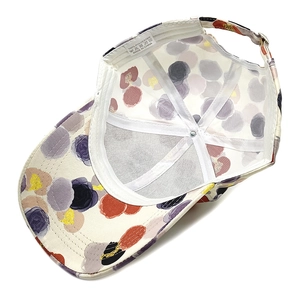 Détail de la casquette imprimée montrant la doublure en filet et l'étiquette polyester