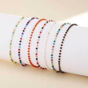 Dettaglio di braccialetti boho fatti a mano con perline colorate in varie combinazioni