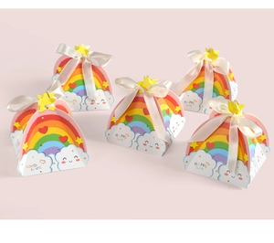 Détail de boîtes cadeaux arc-en-ciel avec rubans beiges et décors d'étoiles