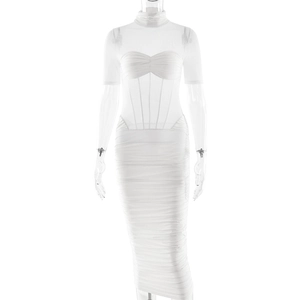 Détail de robe moulante blanche avec patchwork en tulle transparent et taille froncée