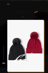 Détail de la maille torsadée et pompons du bonnet d'hiver en noir et bordeaux élégant