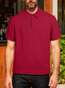 Gros plan sur le polo en maille bordeaux montrant la texture gaufrée et les boutons