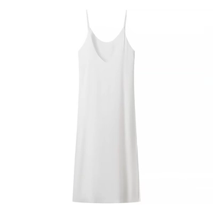 Elegante abito midi in raso bianco con spalline sottili per un look estivo minimalista e chic