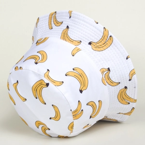 Vue détaillée d'un chapeau cloche blanc avec imprimé banane jaune en sergé de coton