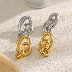 Détails de boucles d'oreilles minimalistes avec noeuds en finitions or et argent