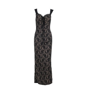 Robe longue élégante en dentelle noire moulante avec col en cœur et doublure beige