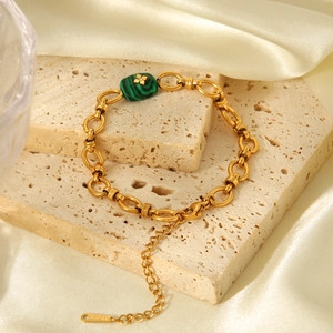 Gold-plated stainless steel chain bracelet with malachite pendant and clover motif