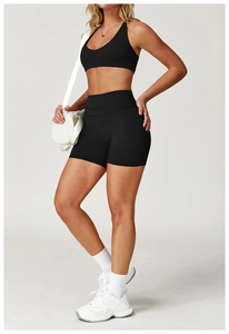 Détail de l'ensemble short de sport noir taille haute et brassière dos nu fitness