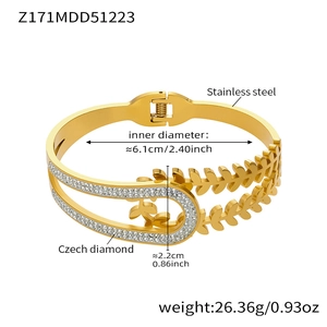 Details zum Innendurchmesser und den Abmessungen des goldenen Zirkon-Weizenähren-Armreifs