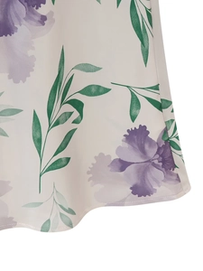 Gros plan détaillé du tissu en soie beige avec fleurs aquarelles violettes et motifs de feuilles