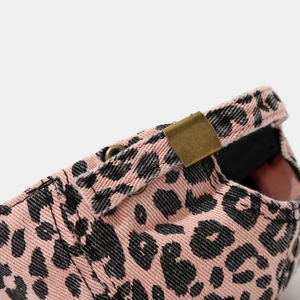 Nahaufnahme der rosa Leoparden-Cap mit verstellbarer Vintage-Bronzeschnalle