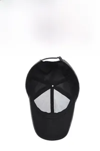 Dettaglio della fodera in rete traspirante del cappello grigio per la dissipazione del calore