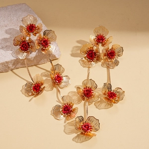 Boucles d'oreilles fleurs en maille dorée avec détails rouges et glands au style vintage