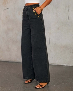 Vue latérale détaillée du jean gris taille haute à jambes larges avec boutons dorés