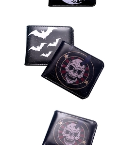 Draufsicht auf Vintage-Totenkopf und Fledermausdruck auf schwarzen Faltbrieftaschen