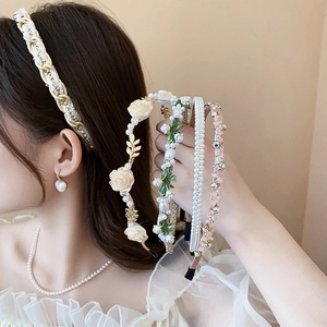 Vue détaillée de serre-têtes luxueux avec cristal, perle et détails de tissage floral