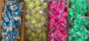 Vue détaillée de balles collantes lumineuses en bleu, jaune, rose et vert emballées
