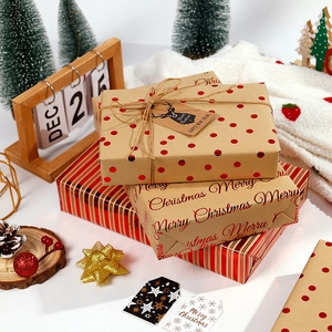 Set di carta regalo di Natale in kraft con pois rossi, strisce e stampe festive