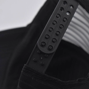 Détail de la fermeture snapback réglable et du tissu en maille noire sur la casquette
