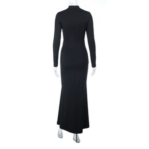 Dettaglio del retro di un abito nero attillato a maniche lunghe con silhouette elegante