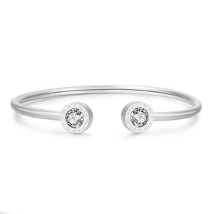 Brazalete abierto de acero plateado con números romanos e incrustación de circón
