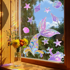 Stickers de fenêtre sirène holographiques créant des reflets arc-en-ciel sur le verre