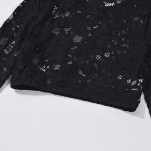 Vue détaillée de la dentelle florale noire et de l'ourlet ajouré complexe sur le pantalon