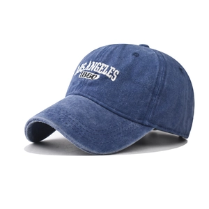 Détail de la casquette vintage en coton délavé bleu marine avec broderie Los Angeles
