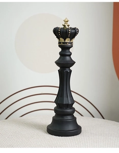 Detailweergave van matzwart hars schaakkoning standbeeld met gouden kroon decoratie
