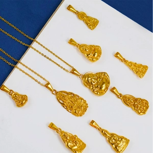 Dettaglio dei ciondoli Buddha e Guanyin placcati in oro 24K con incisioni fini