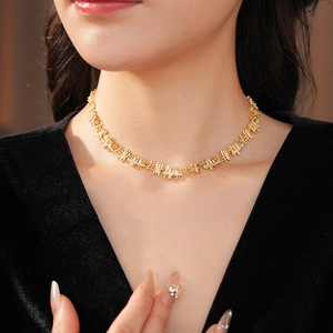 Gros plan d'un collier doré avec pendentif en zircone carré porté par un mannequin