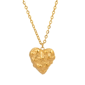 Vue détaillée d'un pendentif cœur 3D doré avec motifs d'étoiles et cœurs gaufrés