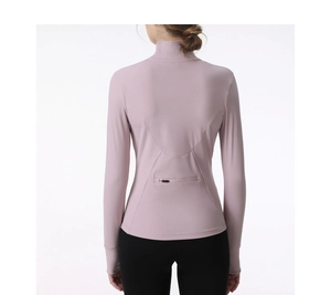 Détail de la poche arrière zippée invisible sur une veste de yoga mauve ajustée