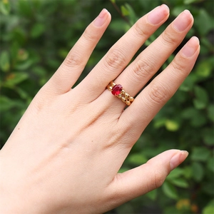 Détails de bague pour femme en or avec une pierre rouge ovale et anneau au design perlé