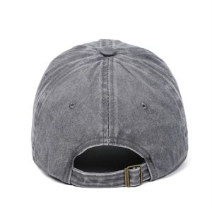Détail de la boucle de réglage en laiton sur la casquette en coton délavé vintage