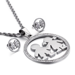 Parure en acier titane avec silhouettes de garçon et fille et pendentif en strass