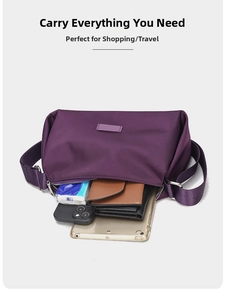 Vista detallada del bolso bandolera morado que muestra gran capacidad para iPad y accesorios