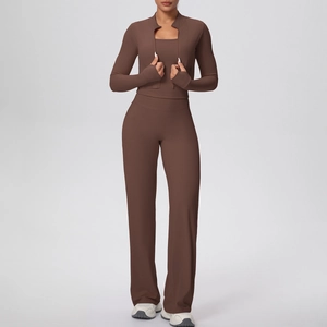 Détail d'un ensemble de yoga 3 pièces marron avec veste zippée et pantalon large