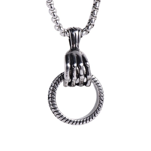 Pendentif main de squelette gothique en acier argent vieilli avec bague texture pneu