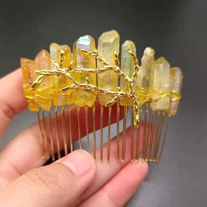 Detailansicht des handgefertigten Haarkamms mit goldenen Zweigen und gelben Kristallen