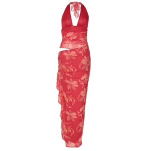 Détail de la robe licou rouge à fleurs avec fente latérale et bords à volants