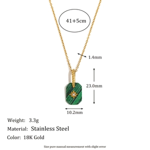 Collana in acciaio placcato oro 18K con ciondolo stella verde e dettagli sulle dimensioni
