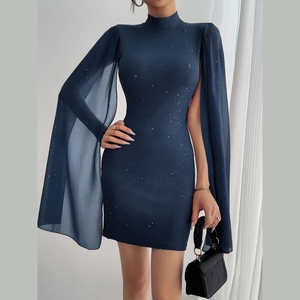 Detail des marineblauen Kleides mit Sternenpunkt-Stoff und Chiffon-Cape-Ärmeln