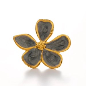 Bague fleur de frangipanier rétro française en or mat avec émail noir élégant